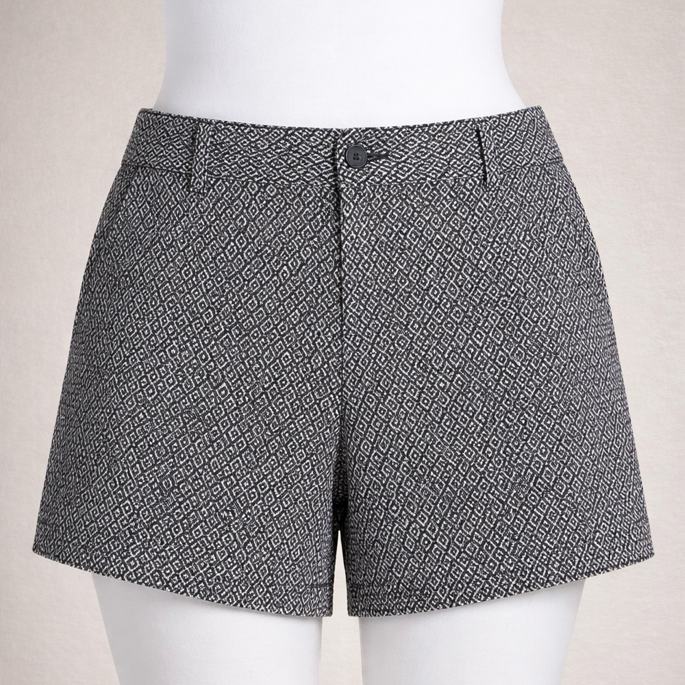Land’N Sea Women’s Size 10 Black White Geometric Jacquard Dress Shorts